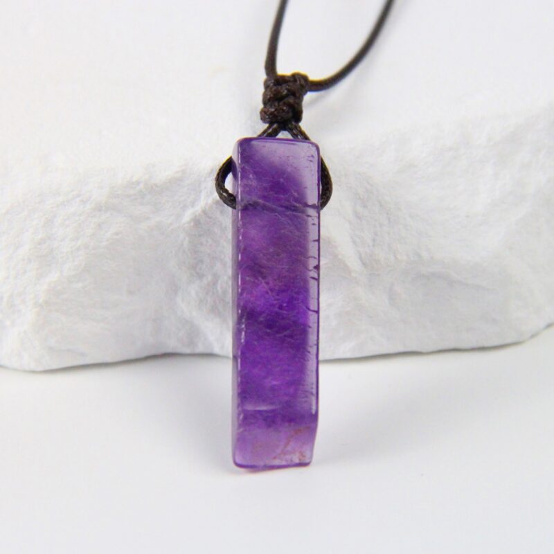 Naszyjnik z ametystem geometrycznym – spokój i intuicja