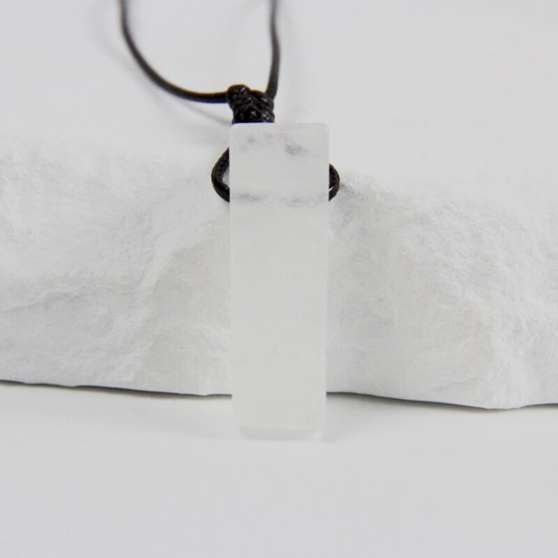 Naszyjnik z czystym kwarcem geometrycznym – klarowność i oczyszczenie