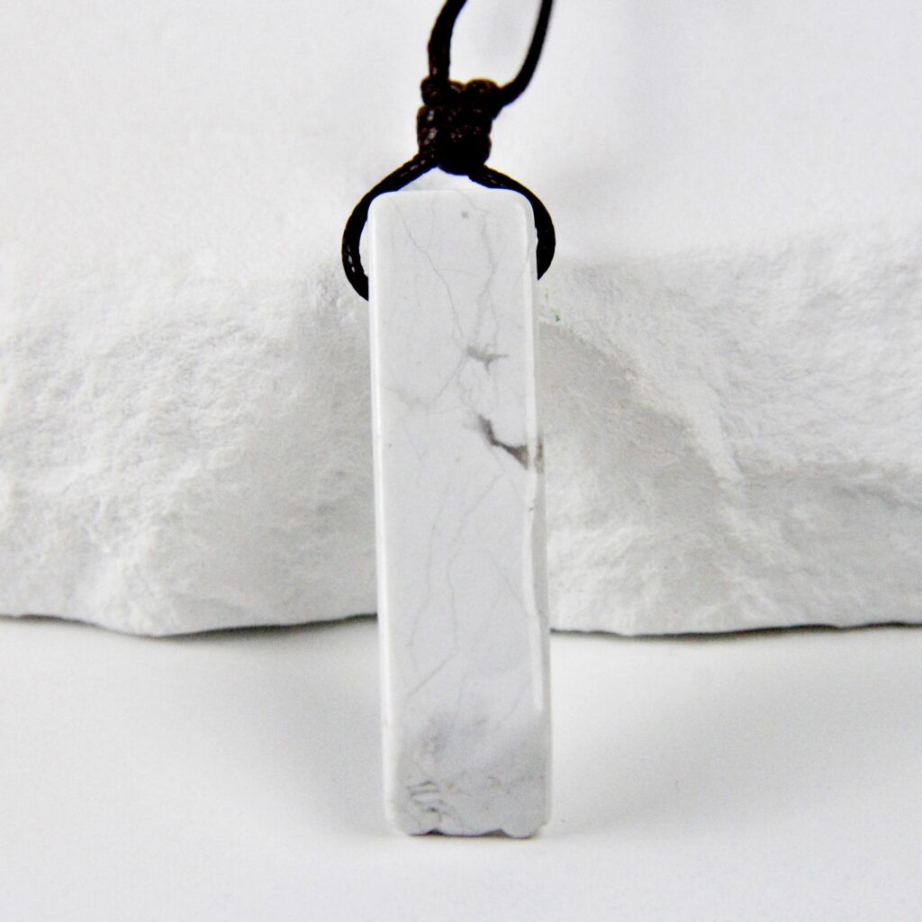 Naszyjnik z howlitem geometrycznym