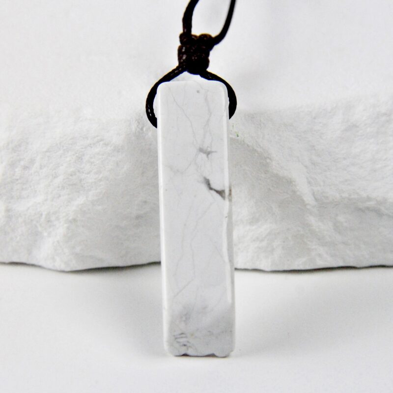 Naszyjnik z howlitem geometrycznym