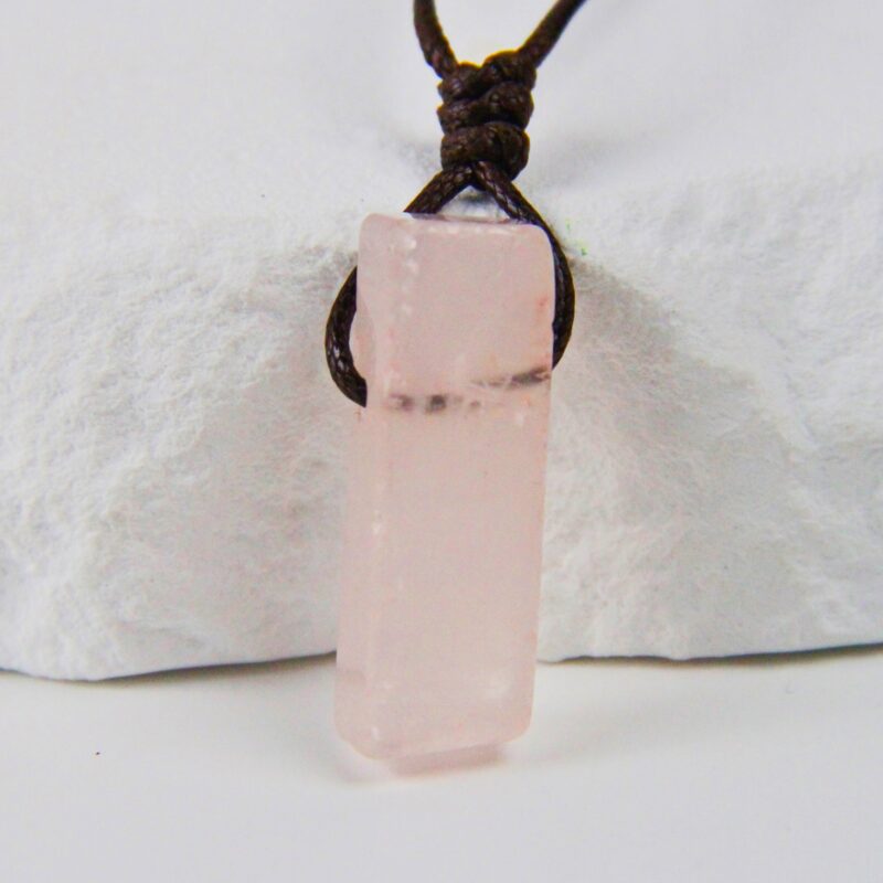 Naszyjnik z różowym kwarcem geometrycznym