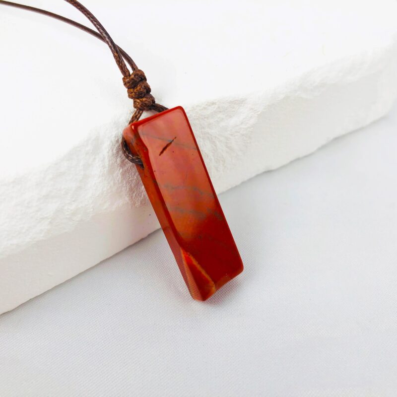 Naszyjnik z czerwonym jaspisem geometrycznym