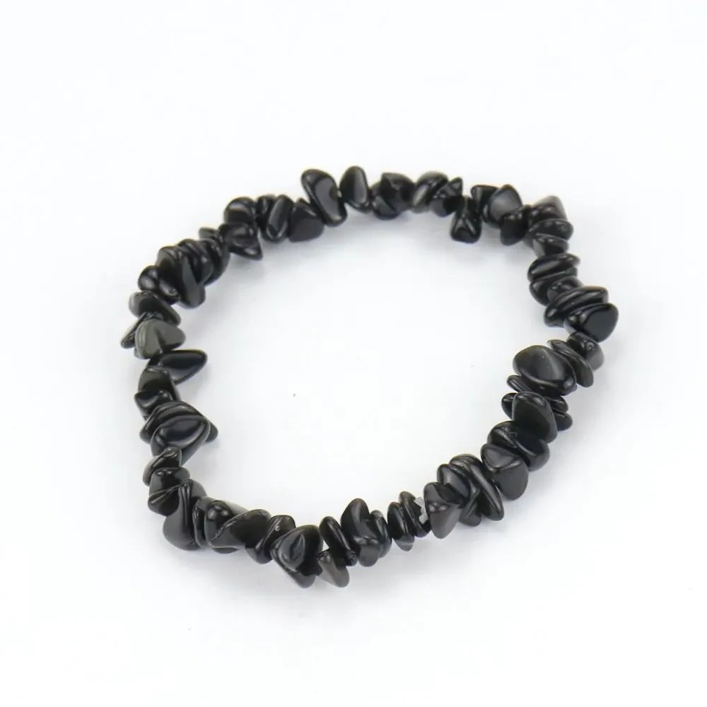 Armband mit schwarzem Obsidian aus polierten Splittern auf weißem Hintergrund