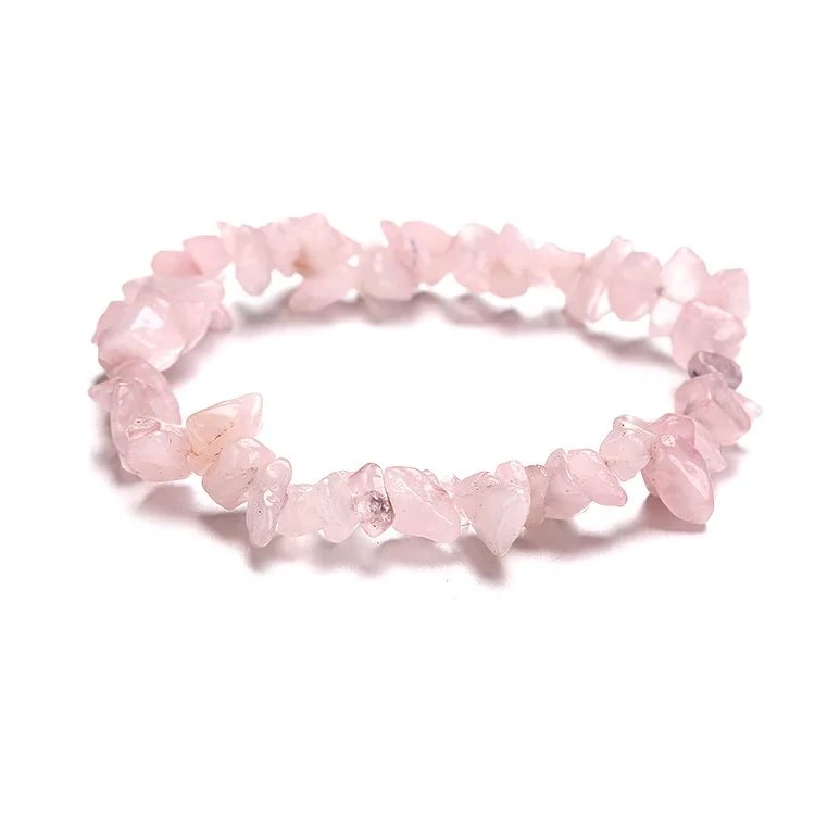Armband mit Rosenquarz Splittern auf weißem Hintergrund