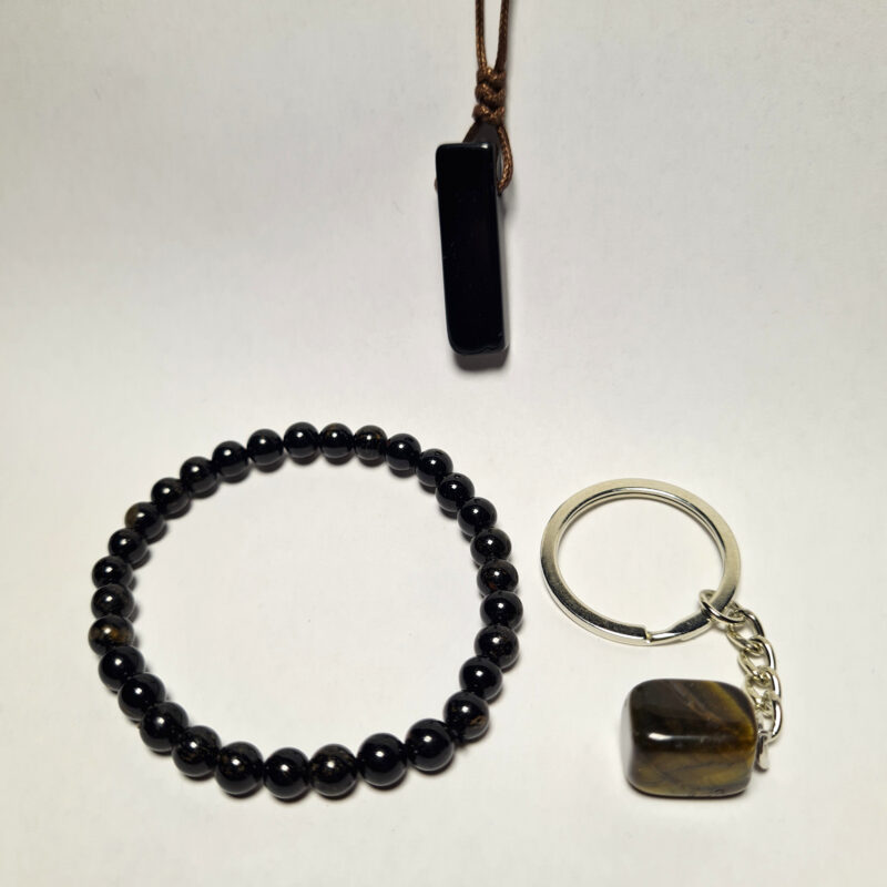 Schutzstein-Set mit Obsidian, Turmalin und Tigerauge auf weißem Hintergrund