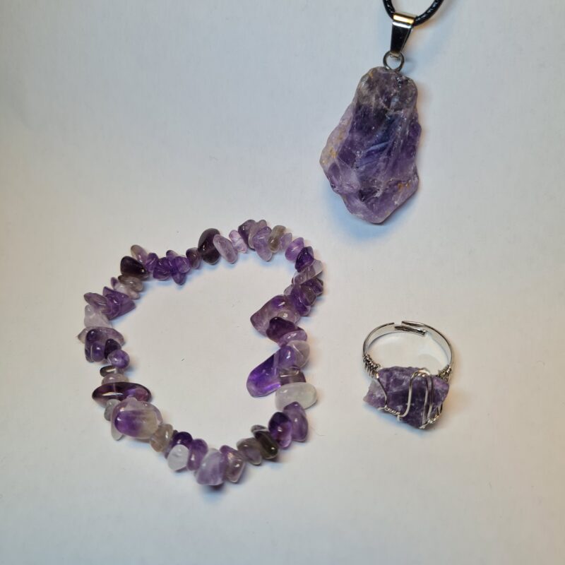 Amethyst Schmuckset mit Armband, Anhänger und Ring auf weißem Hintergrund