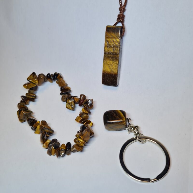 Tigerauge Schmuckset mit Armband, Anhänger und Schlüsselanhänger auf weißem Hintergrund