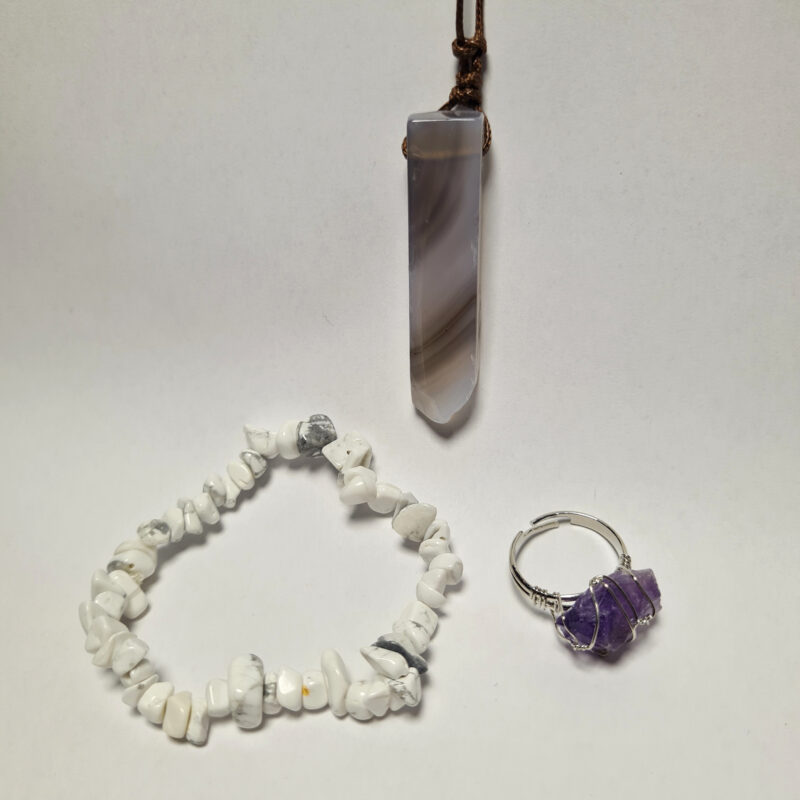 Set mit Howlith Armband, Achat Anhänger und Amethyst Ring auf weißem Hintergrund