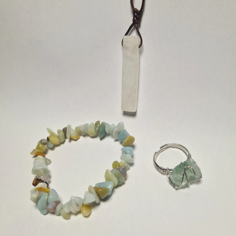 Set mit Amazonit Armband, Quarz Anhänger und Fluorit Ring auf weißem Hintergrund