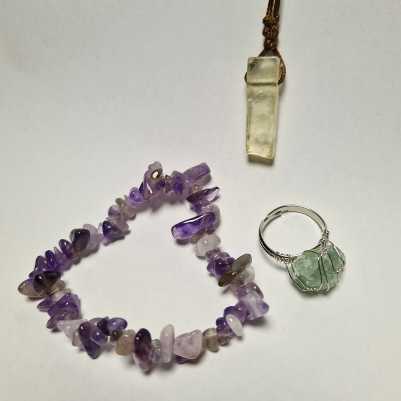 Set mit Amethyst Armband, Citrin Anhänger und Fluorit Ring auf weißem Hintergrund