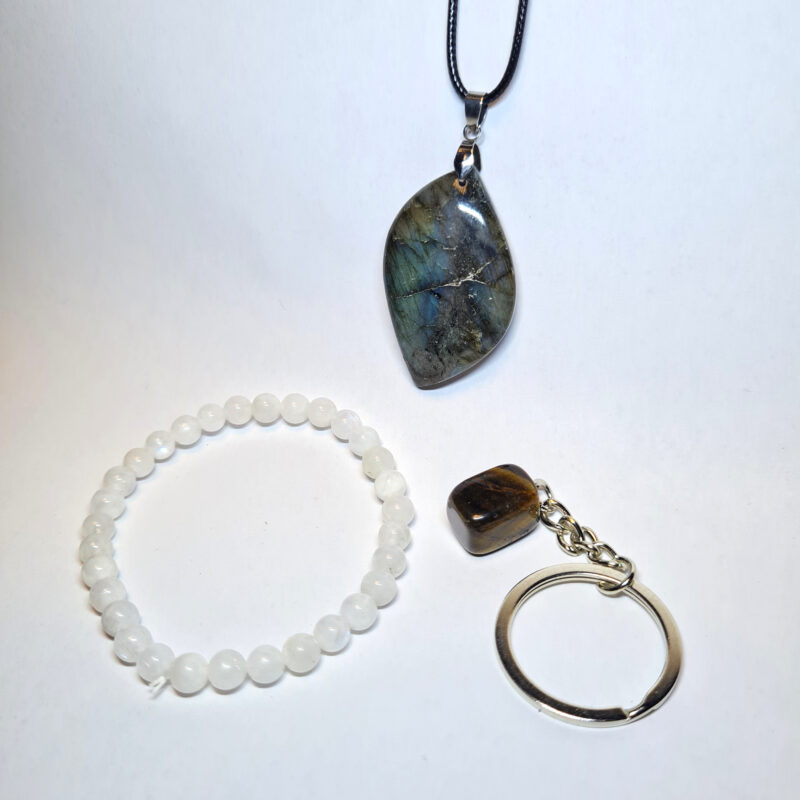 Set mit Mondstein Armband, Labradorit Anhänger und Tigerauge Schlüsselanhänger auf weißem Hintergrund