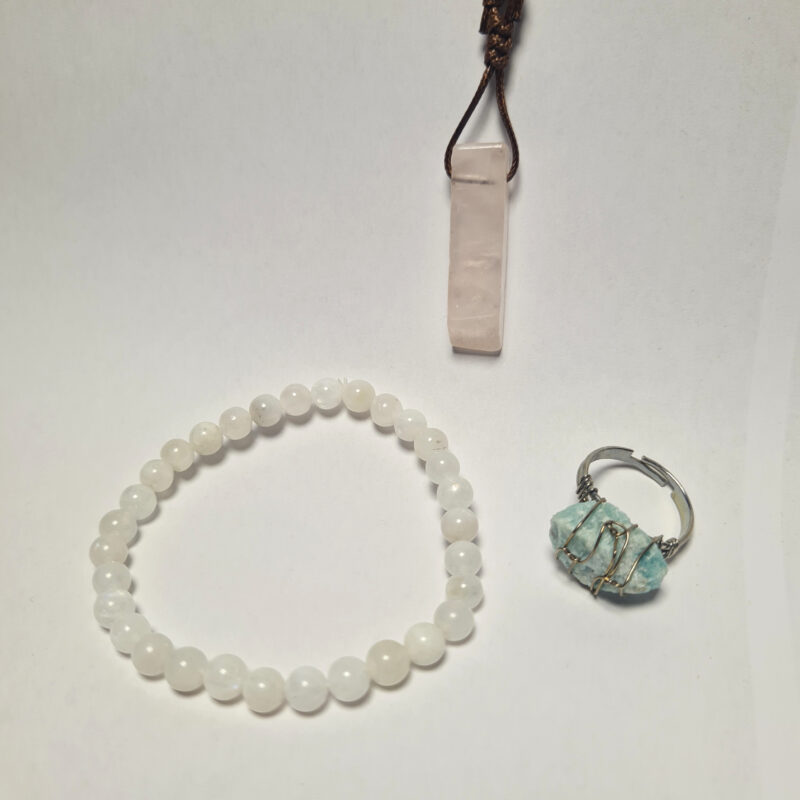 Set mit Mondstein Armband, Rosenquarz Anhänger und Amazonit Ring auf weißem Hintergrund