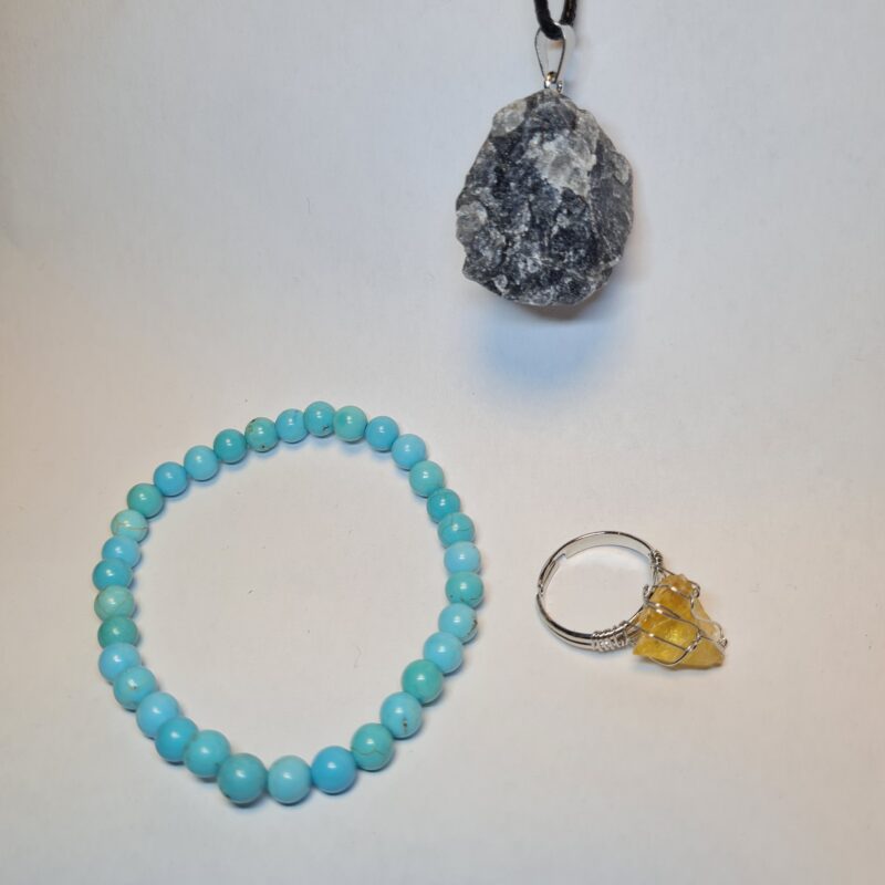 Set mit Labradorit Anhänger, Türkis Armband und Citrin Ring auf weißem Hintergrund