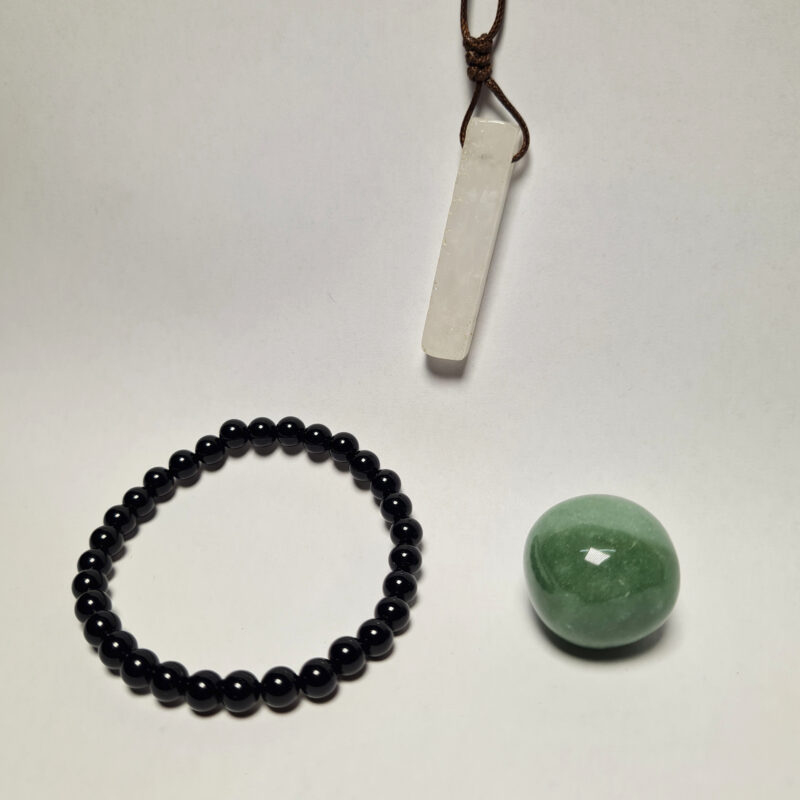 Set mit Onyx Armband, Selenit Anhänger und grünem Aventurin Stein auf weißem Hintergrund
