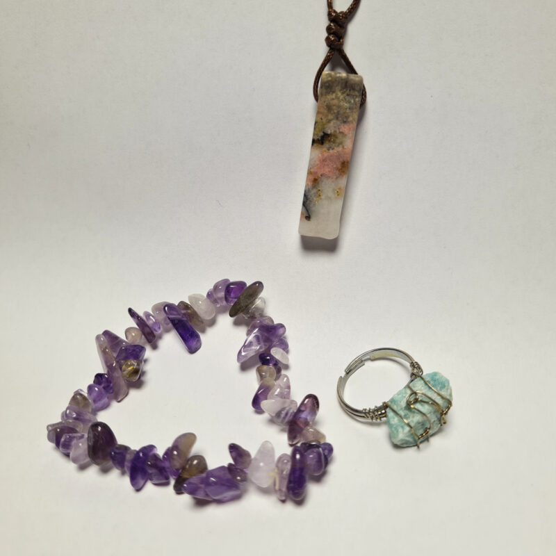 Set mit Amethyst Armband, farbigem Jaspis Anhänger und Amazonit Ring auf weißem Hintergrund