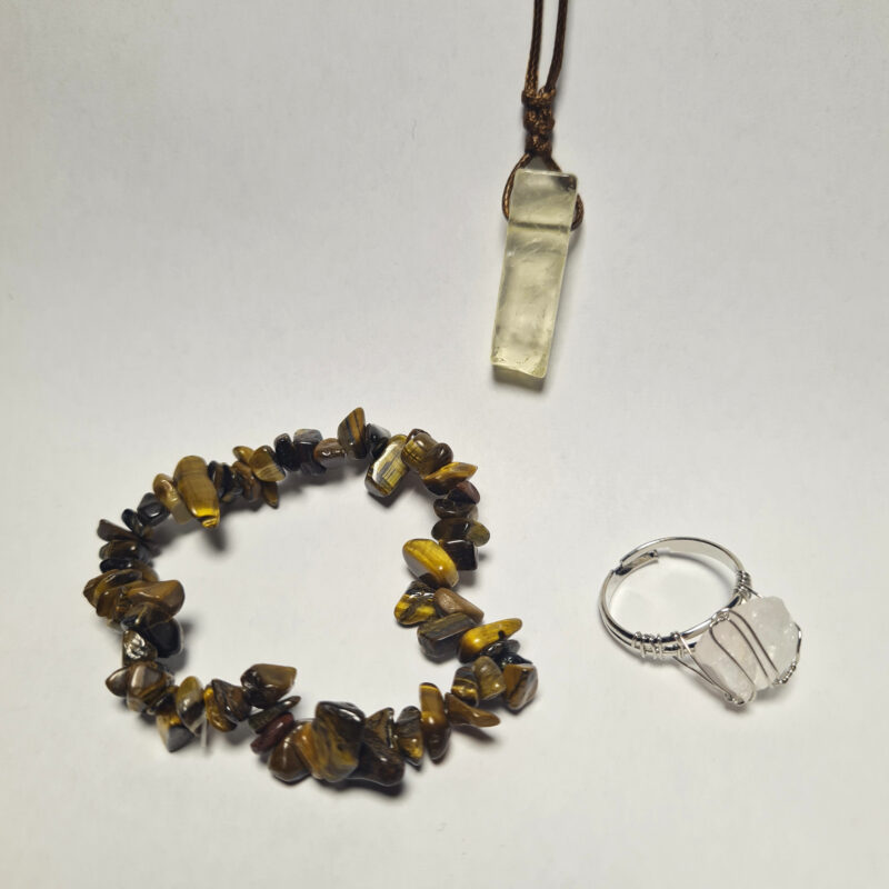 Tigerauge Armband mit Citrin Anhänger und Quarz Ring auf weißem Hintergrund