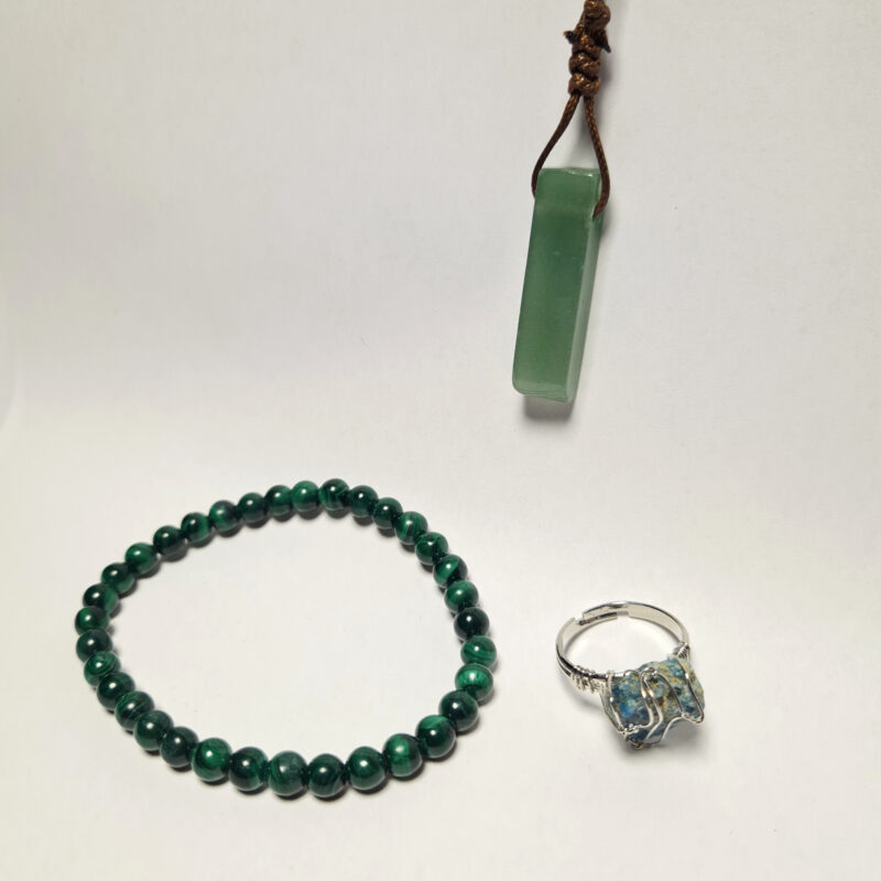 Set mit Malachit Armband, Aventurin Anhänger und Sodalith Ring auf lapis azuli