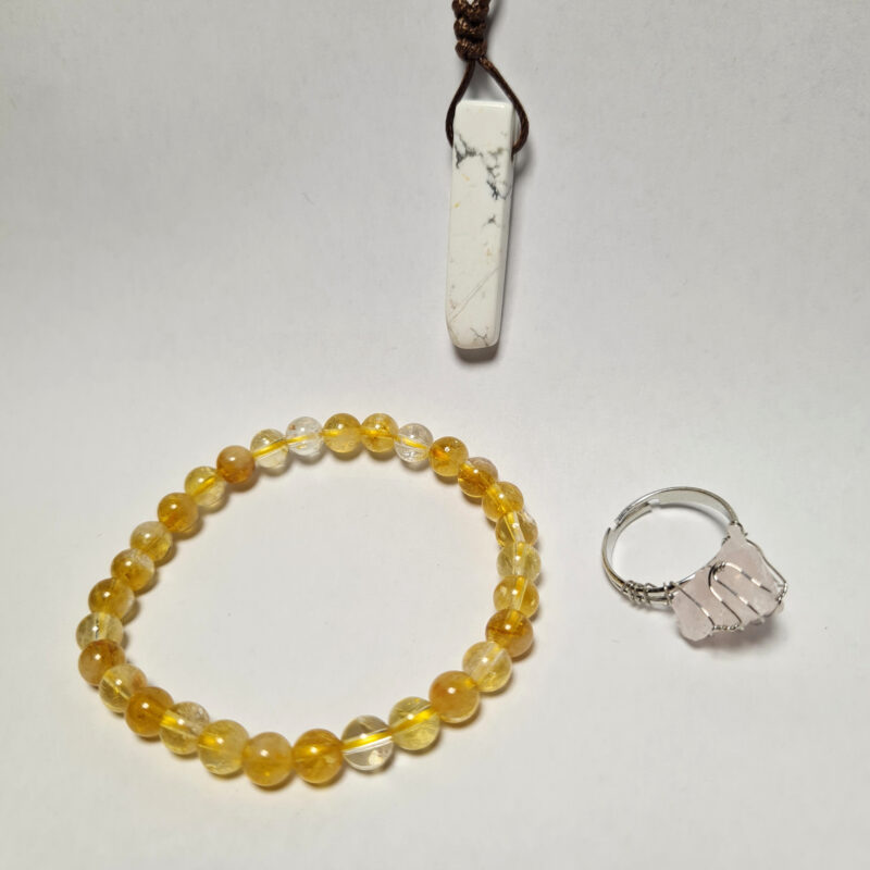 Schmuckset mit Citrin Armband, Howlith Anhänger und Rosenquarz Ring auf weißem Hintergrund