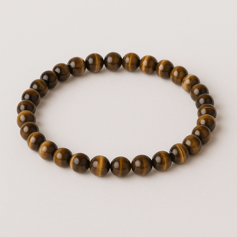 Tigerauge-Armband aus polierten braun-goldenen Perlen auf hellem Hintergrund