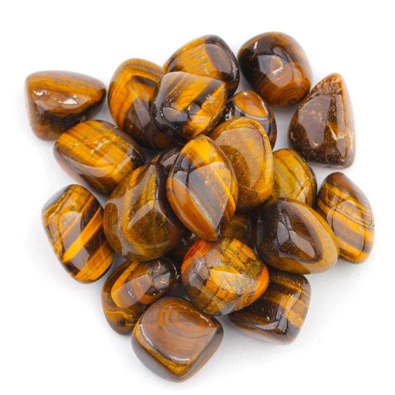 Polierte Tigerauge Trommelsteine mit goldbrauner Bänderung auf weißem Hintergrund