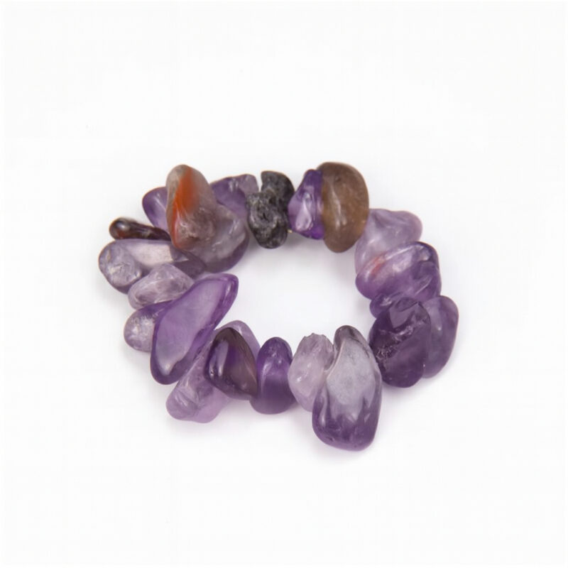 Elastischer Ring mit Amethyst-Splittern auf weißem Hintergrund