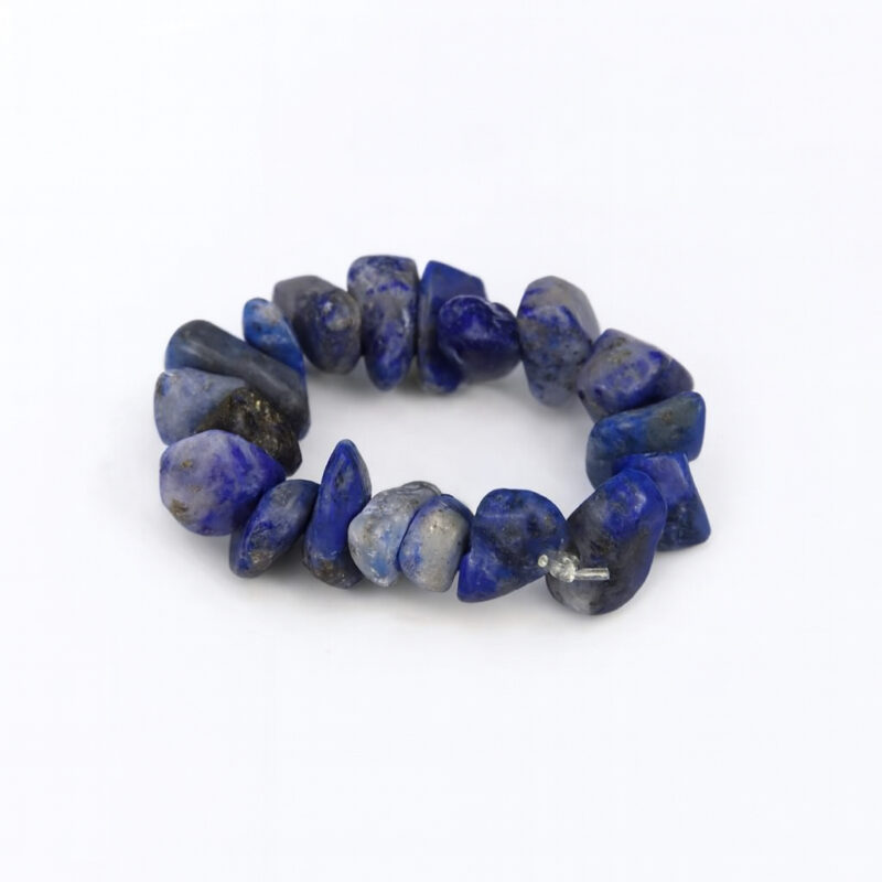 Elastischer Ring mit Lapislazuli-Splittern auf weißem Hintergrund