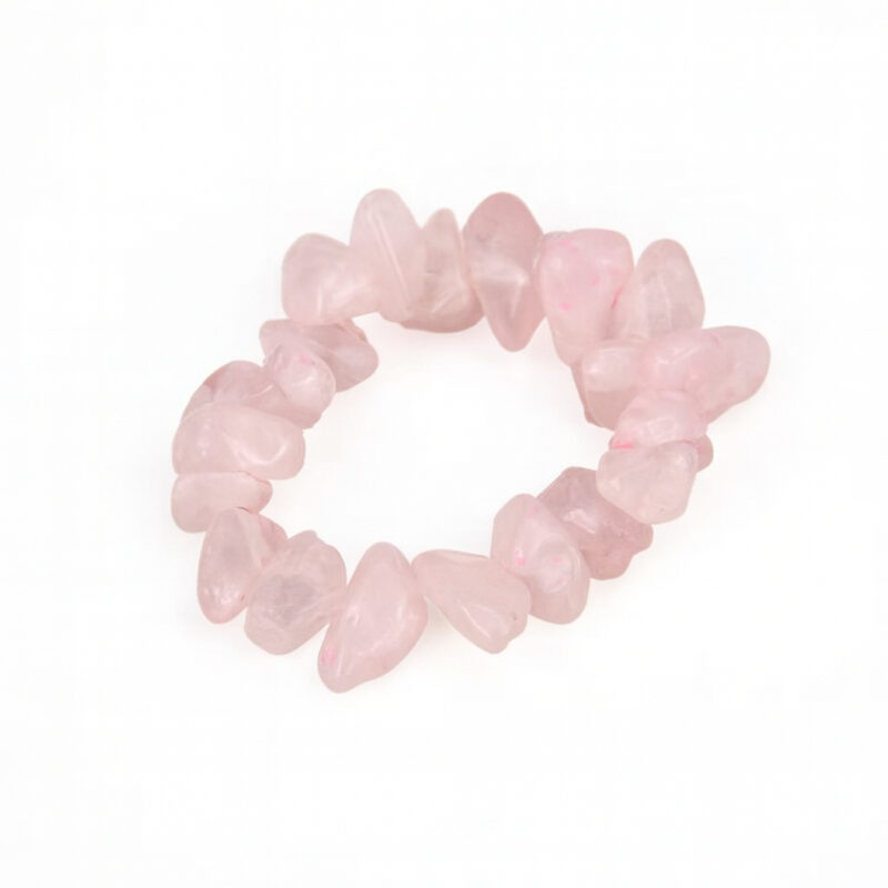 Elastischer Ring mit Rosenquarz-Splittern auf weißem Hintergrund